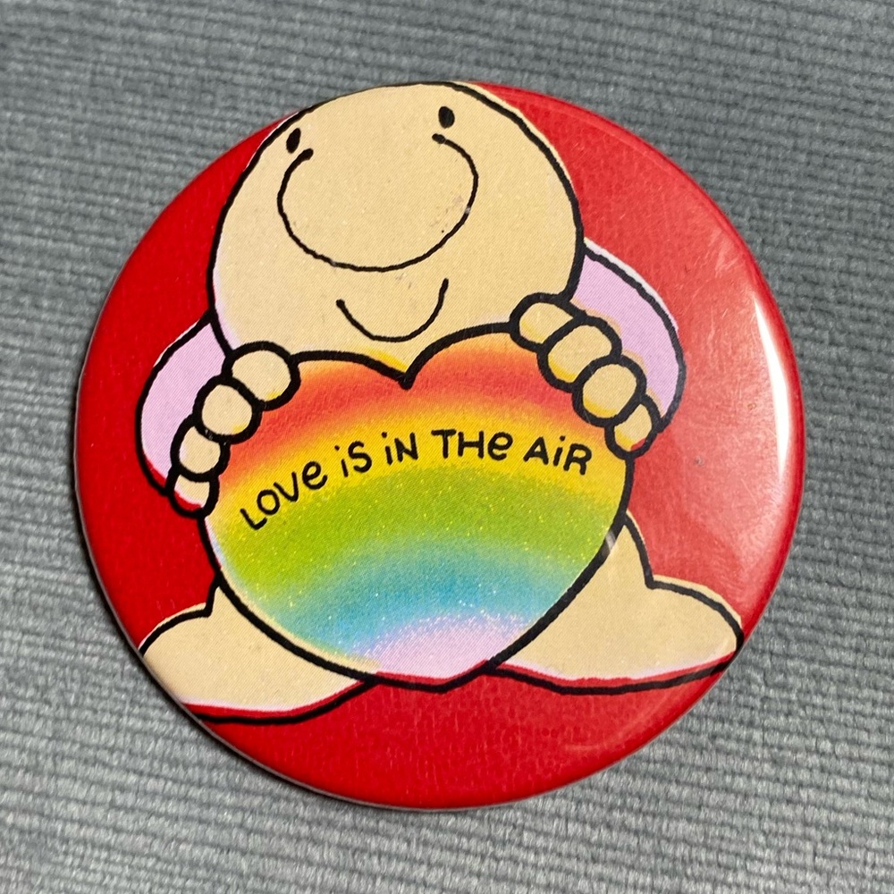 Ziggy vintage button pin red metal “Love is in the Air” early 1980s